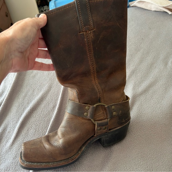 Pre-Owned authentic Frye brown leather boots. Worn a few times. Size 7.5 - Picture 2 of 6